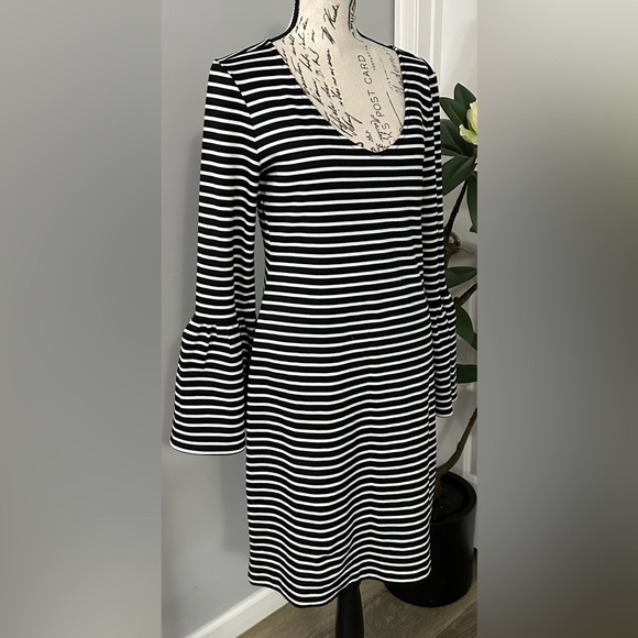 Banana Republic Black and White Sheath Dress with Bell Sleeves 🖤 - Picture 5 of 12